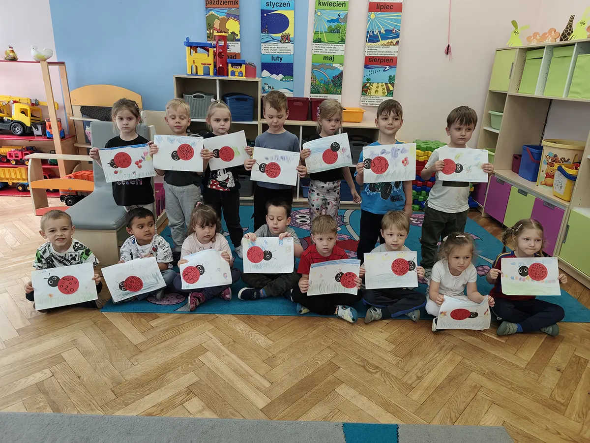  Dzieci z rysunkami