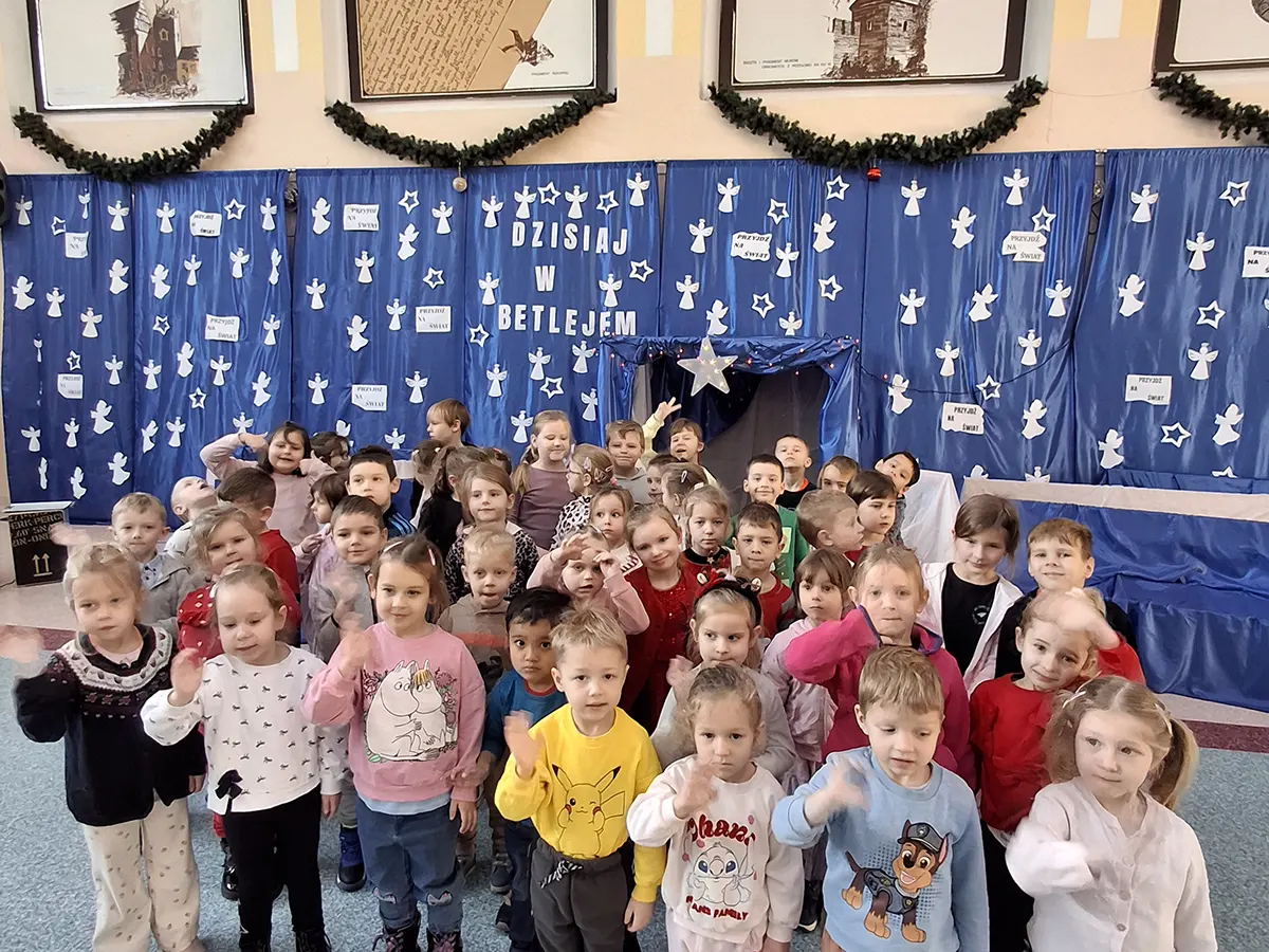  Dzieci stoją w szeregu