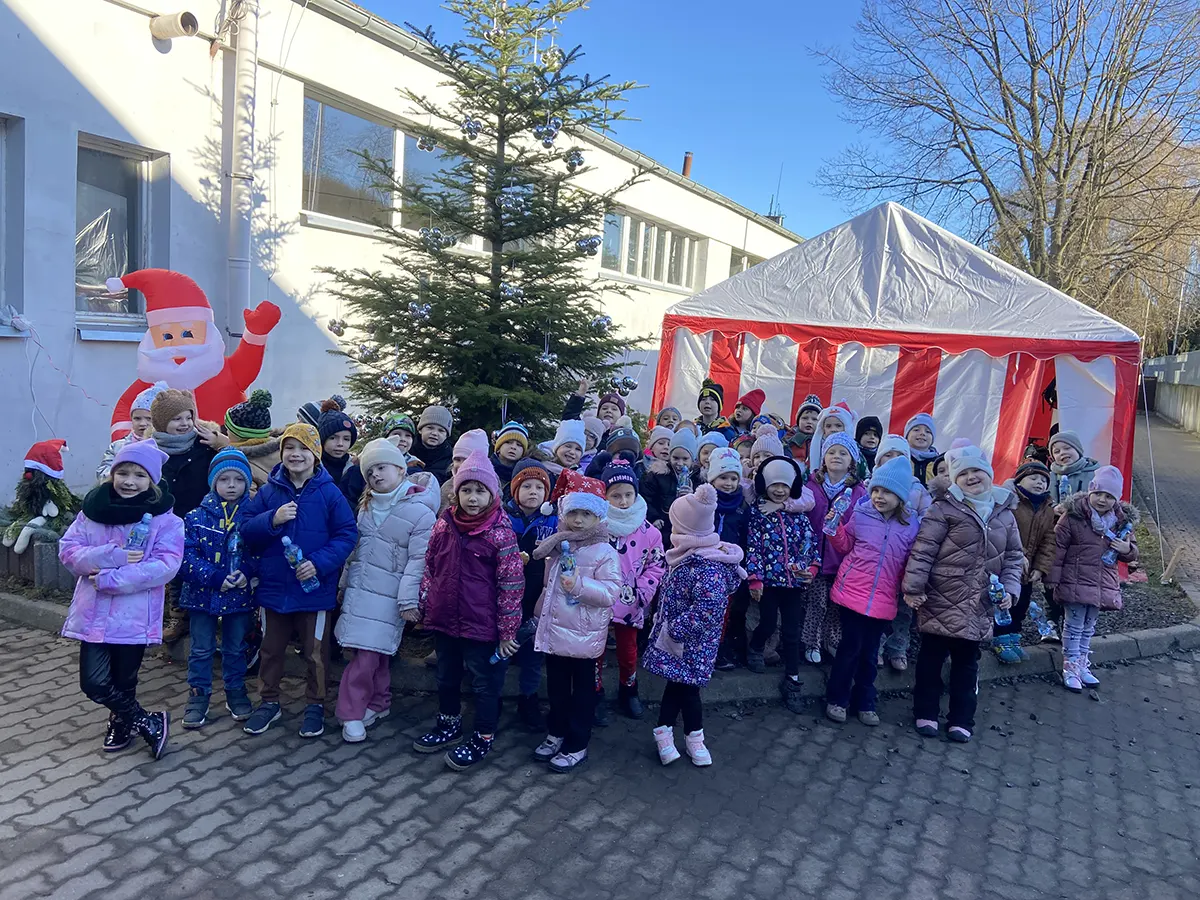  Dzieci na dworze, choinka