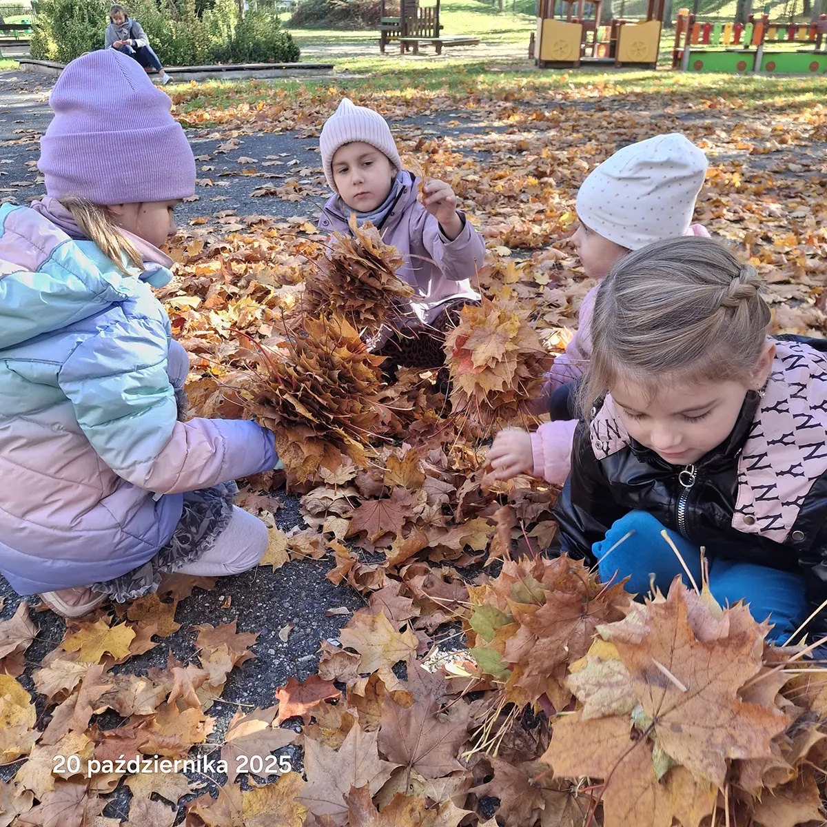  Dzieci w parku, liście