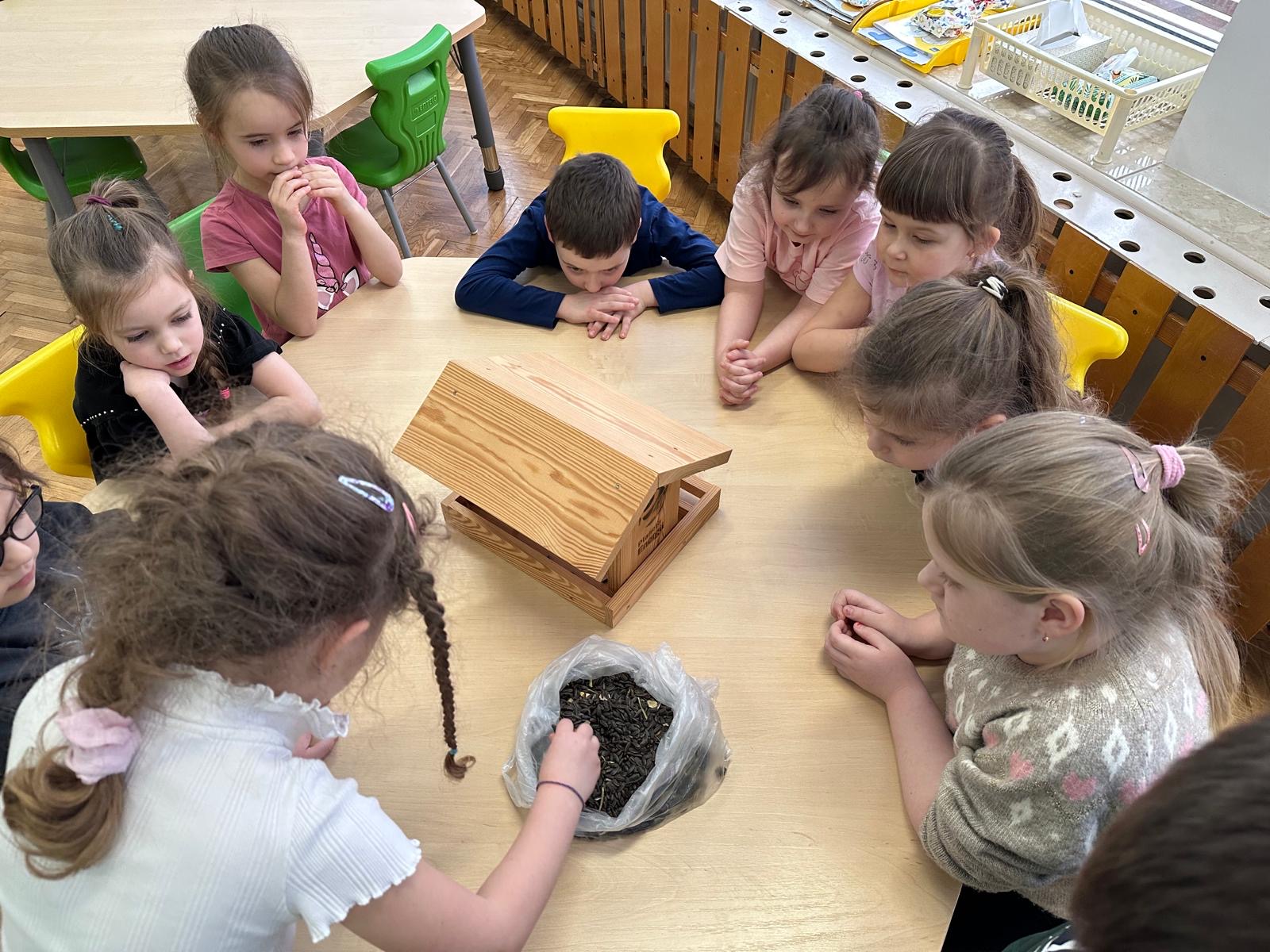  Dzieci siedzą przy stole