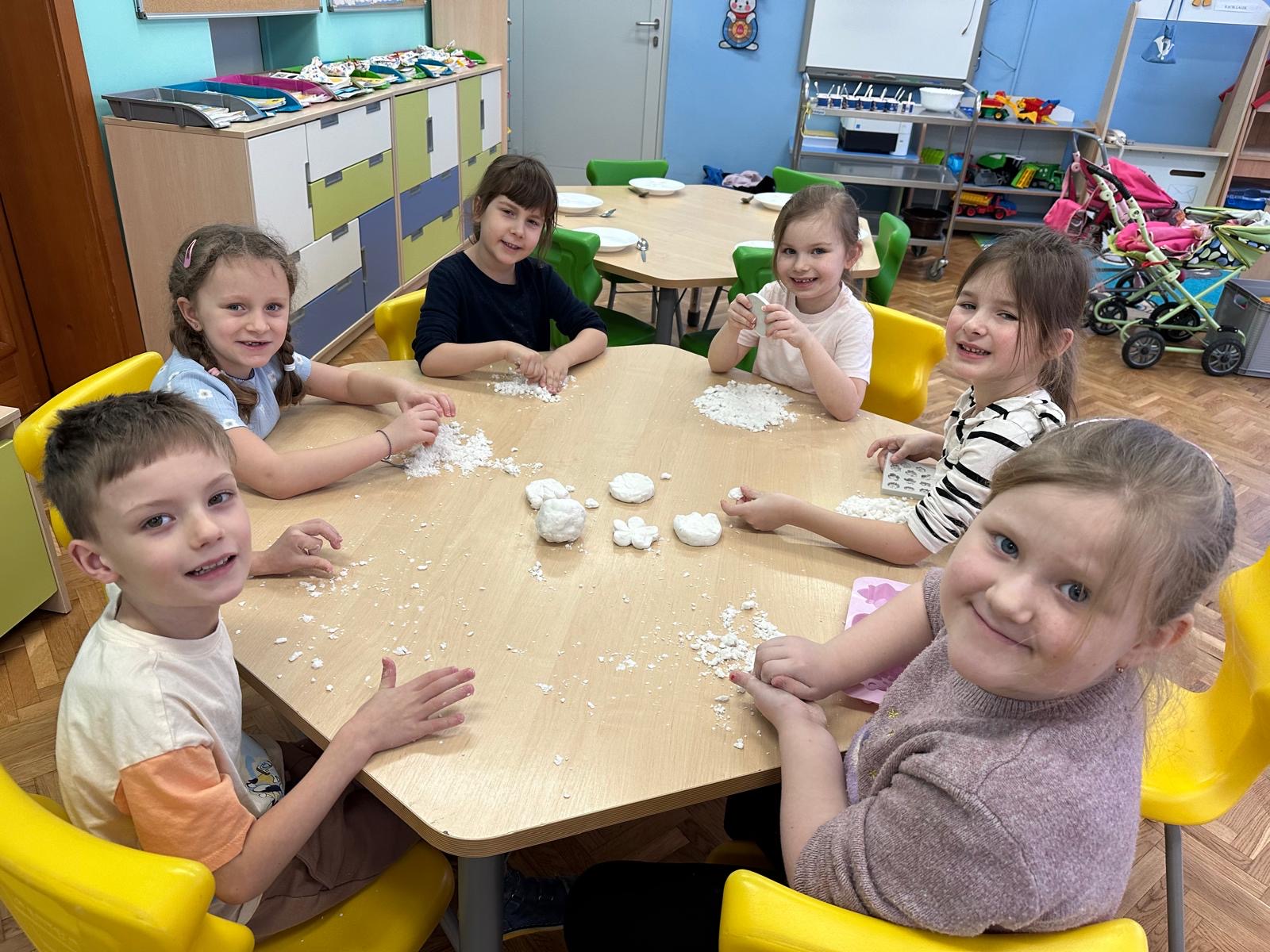  Dzieci siedzą przy stole