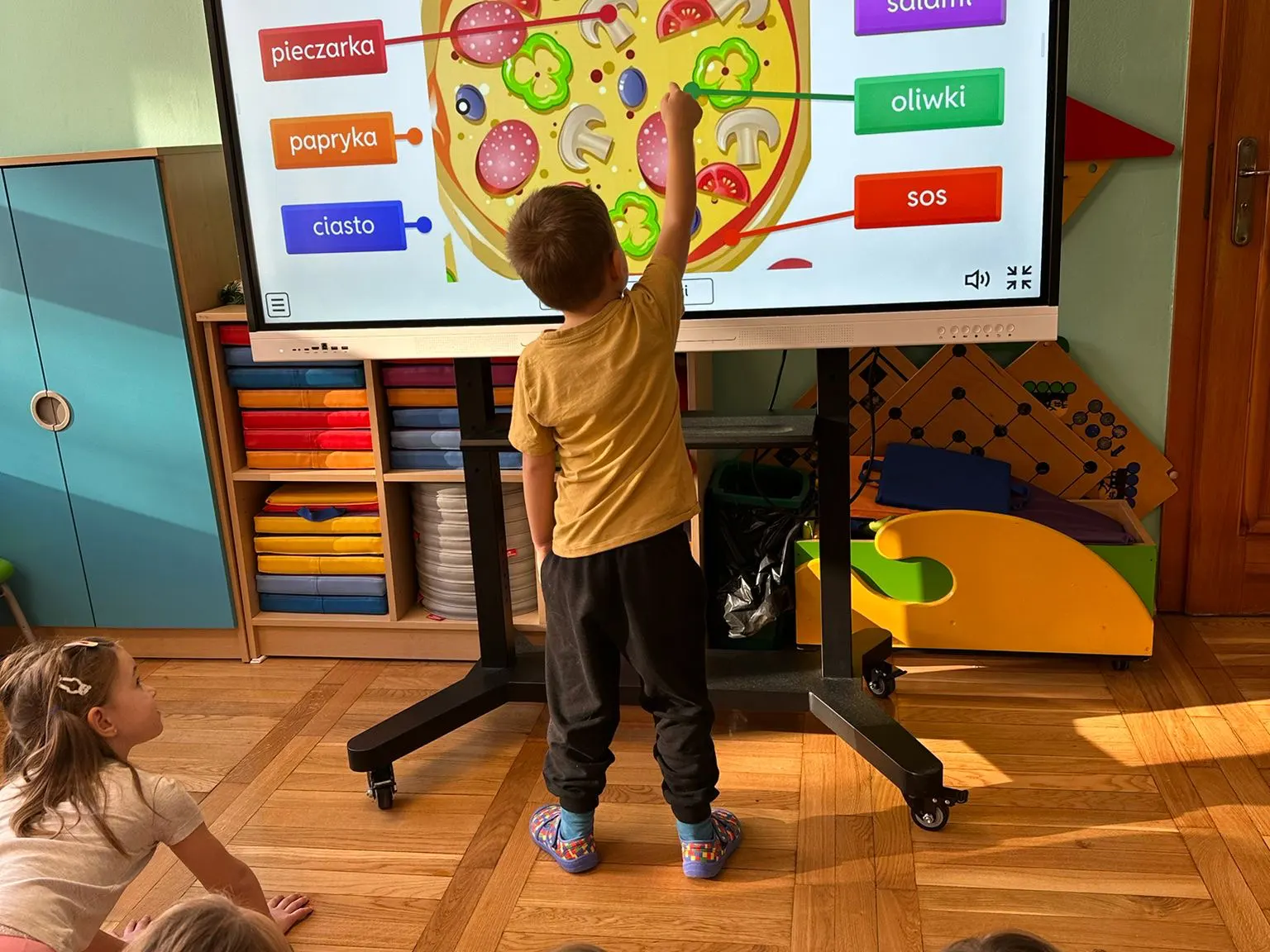  Dziecko przed tablicą