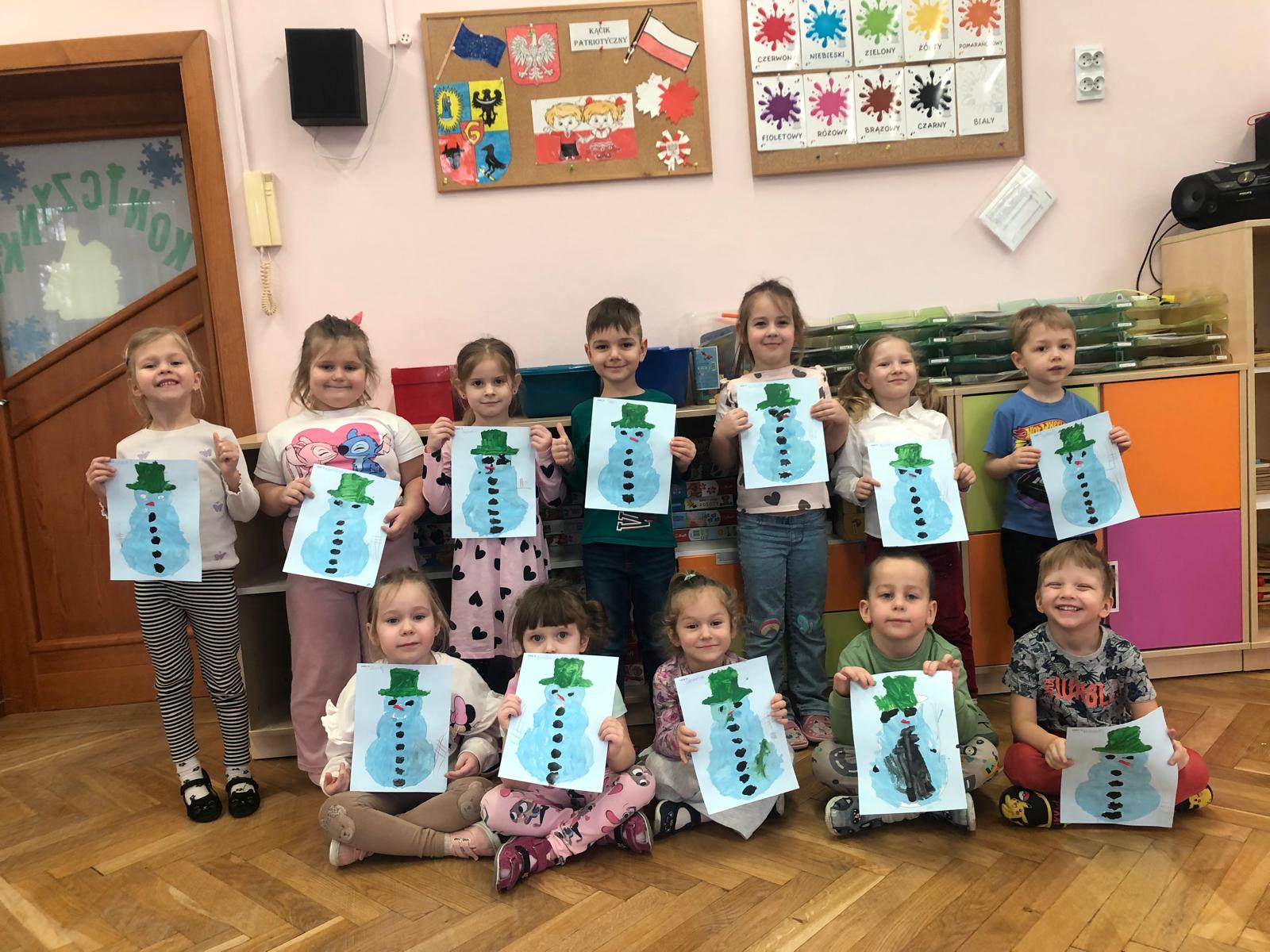  Dzieci na dywanie z rysun...