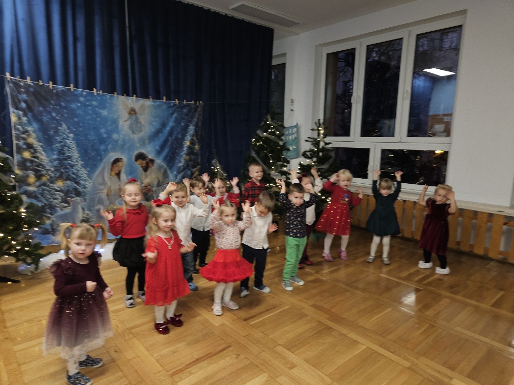  Dzieci stoją w szeregu