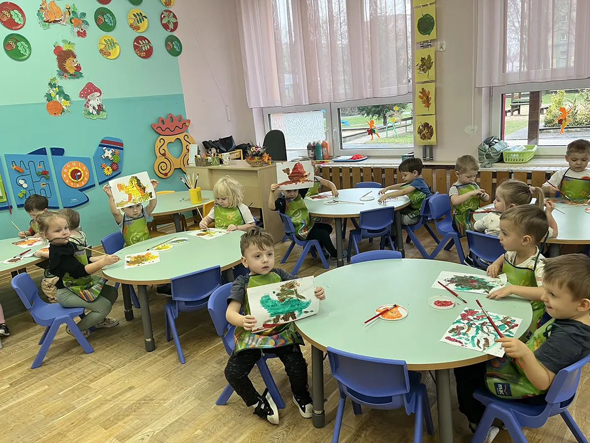  Dzieci przy stołach