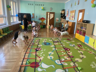 Gimnastyka w grupie Maków