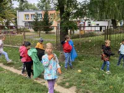 Przedszkolaki sprzątają świat