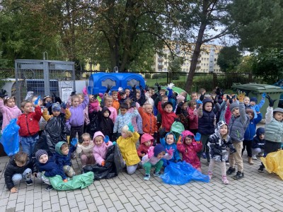 Przedszkolaki sprzątają świat