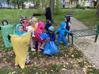 Przedszkolaki sprzątają świat