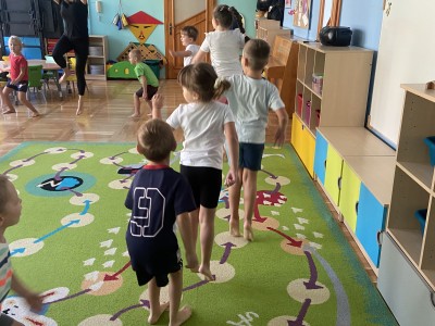 Gimnastyka w grupie Maków