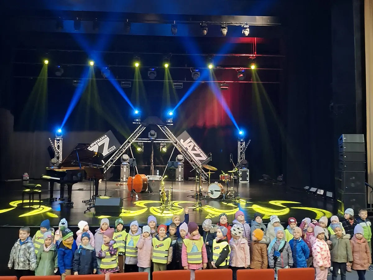  Dzieci stoją przed sceną