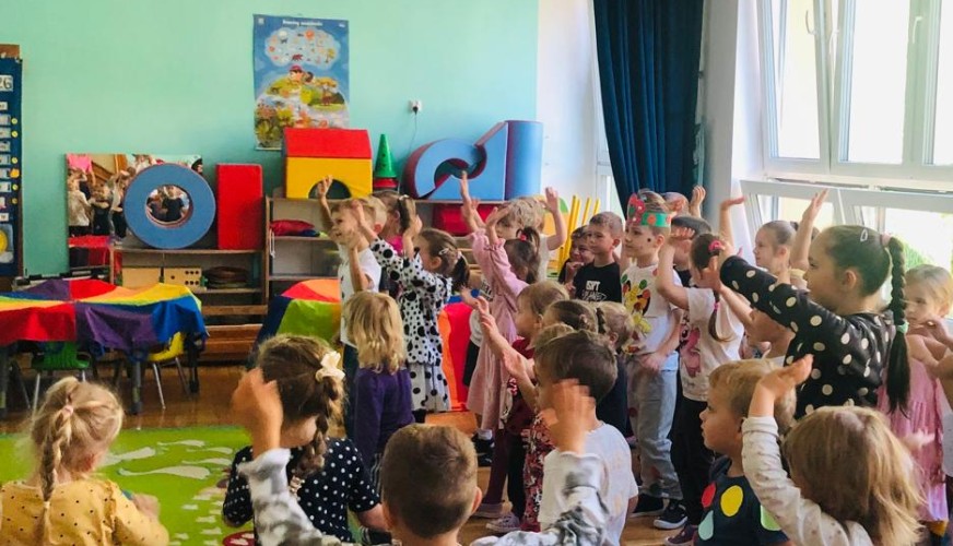 dzieci z rękoma w górze