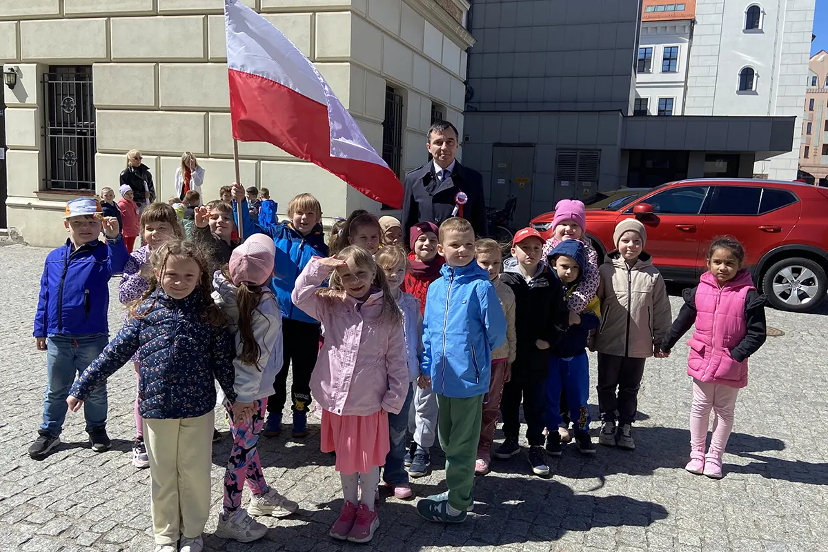  Dzieci w szeregu z flagą...